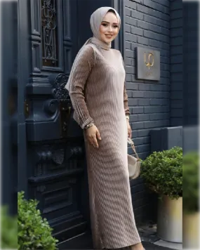 Elegant Cozy Dress in Beige Shade فستان أنيق و دافئ باللون البيج الجميل