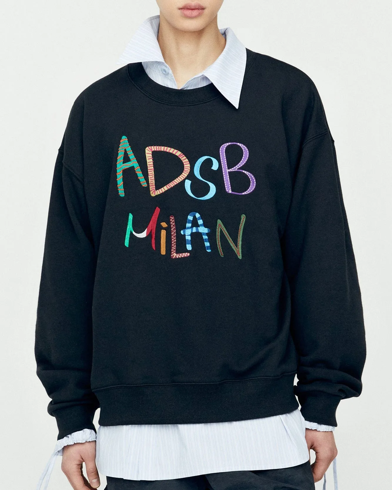 (ESSENTIAL) UNISEX ADSB MILAN EMBROIDERY SWEATSHIRTS atb1149u(BLACK)